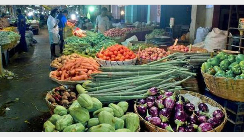 Produce Ravindran ഉത്പാദന കേന്ദ്രങ്ങളില് ശക്തമായ മഴ, വരവ് കുറഞ്ഞു; പച്ചക്കറിക്ക് തീവില ...