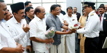 എയര്‍ ഇന്ത്യയുടെ ജംബോ ബോയിങ് വിമാനത്തിലെ ക്യാപ്റ്റന് കരിപ്പൂര്‍ വിമാനത്താവളത്തില്‍ കേന്ദ്രമന്ത്രി വി. മുരളീധരന്‍ പൂച്ചെണ്ട് നല്‍കുന്നു