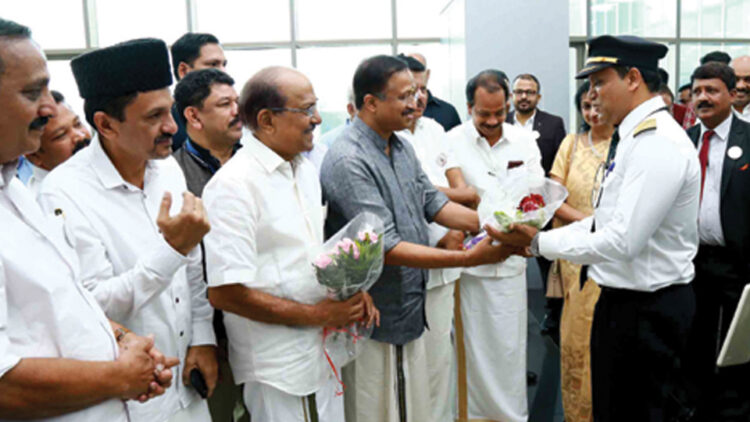 എയര്‍ ഇന്ത്യയുടെ ജംബോ ബോയിങ് വിമാനത്തിലെ ക്യാപ്റ്റന് കരിപ്പൂര്‍ വിമാനത്താവളത്തില്‍ കേന്ദ്രമന്ത്രി വി. മുരളീധരന്‍ പൂച്ചെണ്ട് നല്‍കുന്നു