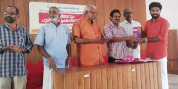 ഭൂ അവകാശ സംരക്ഷണ സമിതിയുടെ സെമിനാറിനോടനുബന്ധിച്ച് അധസ്ഥിത നവോത്ഥാനം അയ്യങ്കാളി മുതല്‍ അംബേദ്കര്‍ വരെ എന്ന പുസ്തകം എബിവിപി ദേശീയ നേതാവ് ശ്യാംരാജിന് നല്‍കി കല്ലറ അജയന്‍ പ്രകാശനം ചെയ്യുന്നു