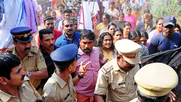 ശരണ്യയെ തെളിവെടുപ്പിനായി തയ്യിലിലെത്തിച്ചപ്പോള്‍ പ്രതിഷേധവുമായി രംഗത്തെത്തിയ നാട്ടുകാര്‍