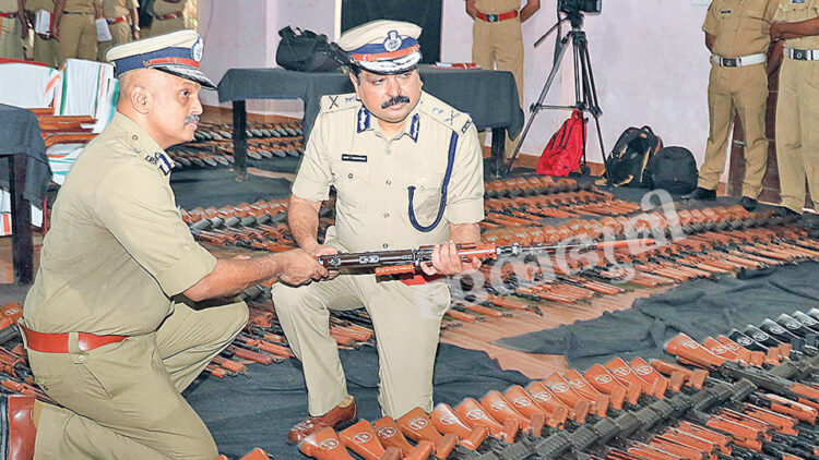 ഉണ്ടയില്ലാ തോക്കുകള്‍... തിരുവനന്തപുരം എസ്എപി ക്യാമ്പില്‍ തോക്കുകള്‍ പരിശോധിക്കുന്ന ക്രൈംബ്രാഞ്ച് ഐജി എസ്. ശ്രീജിത്തും എഡിജിപി ടോമിന്‍ ജെ. തച്ചങ്കരിയും