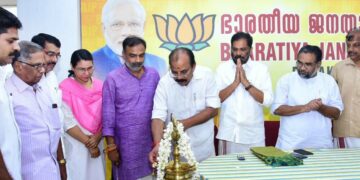 ബിജെപി ജില്ലാ പ്രസിഡന്റായി എസ്. ജയകൃഷ്ണന്‍ ചുമതലയേല്‍ക്കുന്ന ചടങ്ങിന്റെ ഉദ്ഘാടനം സംസ്ഥാന വൈസ് പ്രസിഡന്റ് എ.എന്‍. രാധാകൃഷ്ണന്‍ നിര്‍വ്വഹിക്കുന്നു