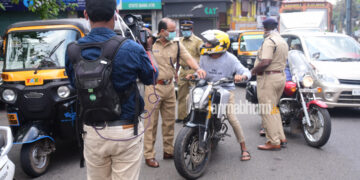 കോട്ടയം നഗരത്തിൽ ഡി വൈ എസ് പിയുടെ നേതൃത്വത്തിൽ നടന്ന കൊറോണ ബോധവൽക്കരണ പ്രവർത്തനം -ചിത്രം: വി. ബി. ശിവപ്രസാദ്