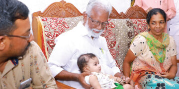 കേരളത്തിന്റെ വേദനയായി കടന്നുപോയ ആറു വയസുകാരി ദേവനന്ദയുടെ വീട്ടിലെത്തിയ കുമ്മനം രാജശേഖരന്‍ ദേവനന്ദയുടെ സഹോദരന്‍ ദേവദത്തനെ ലാളിക്കുന്നു. ദേവനന്ദയുടെ അച്ഛന്‍ പ്രദീപ്, അമ്മൂമ്മ രാധാമണി എന്നിവര്‍ സമീപം