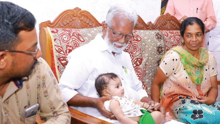 കേരളത്തിന്റെ വേദനയായി കടന്നുപോയ ആറു വയസുകാരി ദേവനന്ദയുടെ വീട്ടിലെത്തിയ കുമ്മനം രാജശേഖരന്‍ ദേവനന്ദയുടെ സഹോദരന്‍ ദേവദത്തനെ ലാളിക്കുന്നു. ദേവനന്ദയുടെ അച്ഛന്‍ പ്രദീപ്, അമ്മൂമ്മ രാധാമണി എന്നിവര്‍ സമീപം