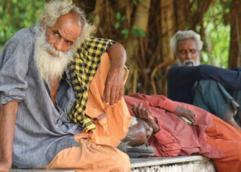 തിരുവനന്തപുരം നഗരത്തിലെ ആല്‍ത്തറയില്‍ ഭക്ഷണത്തിനായി കാത്തിരിക്കുന്ന അശരണര്‍