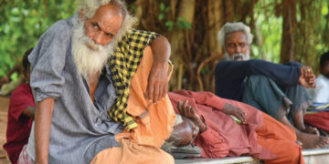 തിരുവനന്തപുരം നഗരത്തിലെ ആല്‍ത്തറയില്‍ ഭക്ഷണത്തിനായി കാത്തിരിക്കുന്ന അശരണര്‍