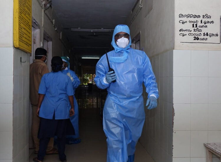 പാരിപ്പള്ളി മെഡിക്കല്‍ കോളേജിലെ കോവിഡ് 19 ഐസി യൂണിറ്റില്‍ നിന്ന് വിവരങ്ങള്‍ അപ്പപ്പോള്‍ കൊല്ലത്ത് കളക്ടറെ അറിയിക്കാനായി ഹാം റേഡിയോ സെറ്റുമായി നിയോഗിക്കപ്പെട്ടിരിക്കുന്ന ആള്‍