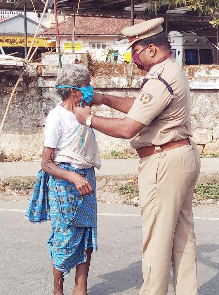 പോലീസ് കരുതല്‍.... അടിമാലി ടൗണില്‍ മുഖാവരണമില്ലാതെ വന്ന വയോധികയ്ക്ക് പോലീസുകാരന്‍ മുഖാവരണം കെട്ടി കൊടുക്കുന്നു