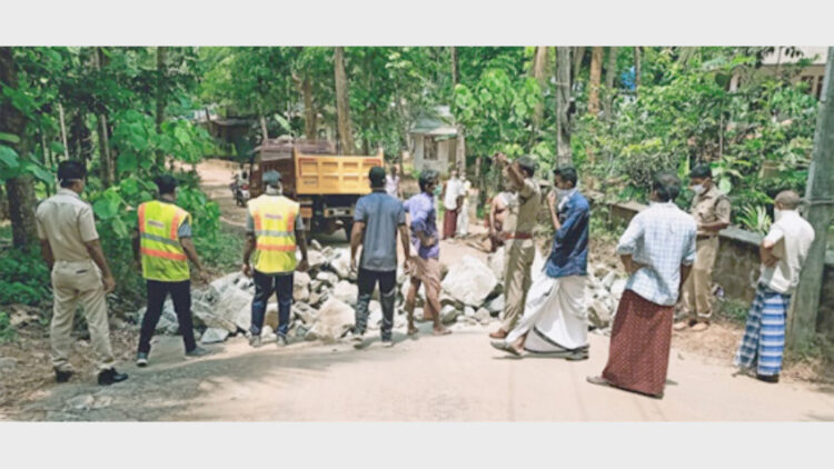 തോട്ടുമുക്കം റോഡ് മുക്കം പൊലീസ് കരിങ്കല്ലിറക്കി അടയ്ക്കുന്നു