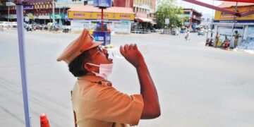 അല്‍പ്പം ദാഹമകറ്റട്ടെ... ദിവസവും നൂറുകണക്കിനാളുകളോടെ സംസാരിച്ച് തൊണ്ട വരണ്ടപ്പോള്‍ വെള്ളം കുടിക്കുന്ന പോലീസുകാരന്‍