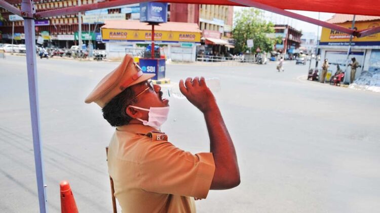 അല്‍പ്പം ദാഹമകറ്റട്ടെ... ദിവസവും നൂറുകണക്കിനാളുകളോടെ സംസാരിച്ച് തൊണ്ട വരണ്ടപ്പോള്‍ വെള്ളം കുടിക്കുന്ന പോലീസുകാരന്‍