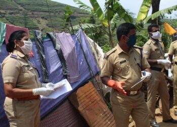 വാഗമണ്‍ പോലീസ് സംഘം പുസ്‌കങ്ങളുമായി വീടുകളിലെത്തിയപ്പോള്‍