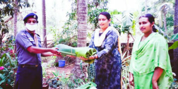 കമ്മ്യൂണിറ്റി കിച്ചണിലേക്ക് ആവശ്യമായ വാഴ ഇലകള്‍ ഹേമാഗോപിയും മകള്‍ ഗിജിനാ ഗോപിയും ചേര്‍ന്ന് കൈമാറുന്നു