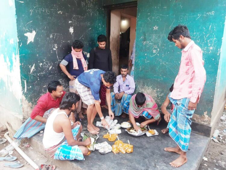 മധൂര്‍ ഗ്രാമ പഞ്ചായത്തിലെ ഉദയഗിരിയിയിലെ സമൂഹ അടുക്കളയില്‍ നിന്ന് നല്‍കിയ ഭക്ഷണം കഴിക്കുന്ന അതിഥി തൊഴിലാളികള്‍