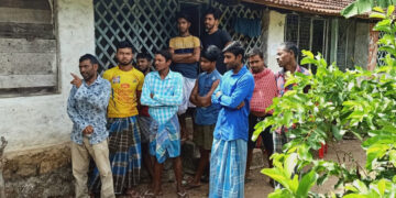 കരാറുകാരന്‍ കയ്യൊഴിഞ്ഞതോടെ എന്തുചെയ്യണമെന്നറിയാതെ കിഴക്കന്‍മേഖലയിലെ ഇതരസംസ്ഥാന തൊഴിലാളികള്‍ അവരുടെ ക്വാര്‍ട്ടേഴ്‌സിന് മുന്നില്‍