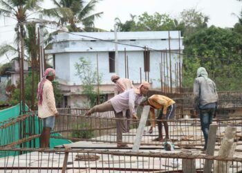 ലോക് ഡൗണ്‍ ലംഘിച്ച് എരിപുരത്ത് കെട്ടിട നിര്‍മ്മാണ പ്രവര്‍ത്തി നടക്കുന്നു