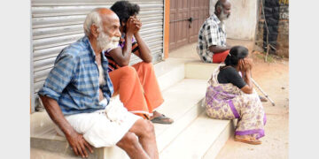 പത്തനംതിട്ട നഗരത്തിൽ ഇന്നലെ ഉച്ചക്ക് ഭക്ഷണപൊതി കാത്ത് ഇരുന്നവർ