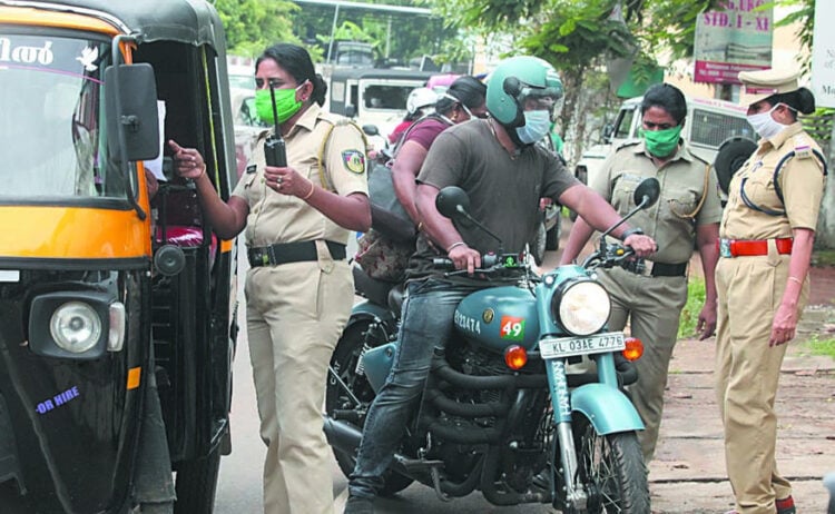 പത്തനംതിട്ട നഗരത്തിൽ നടത്തുന്ന പോലീസ് പരിശോധന