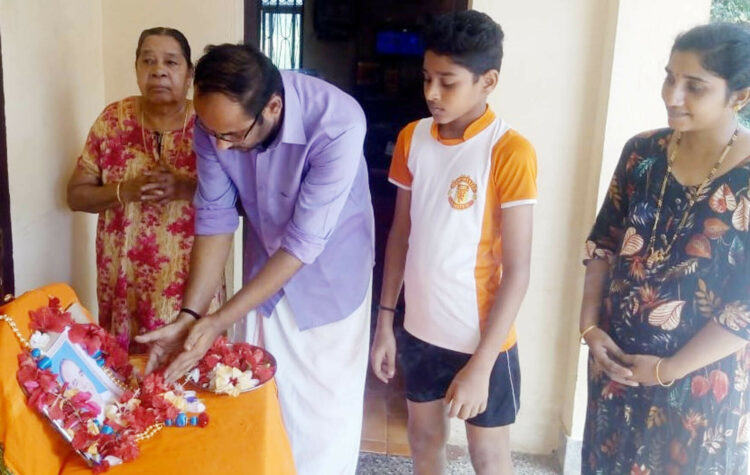 ബിജെപി ജില്ലാ പ്രസിഡന്റ് കെ.ശ്രീകാന്ത് പുഷ്പാര്‍ച്ചന നടത്തുന്നു