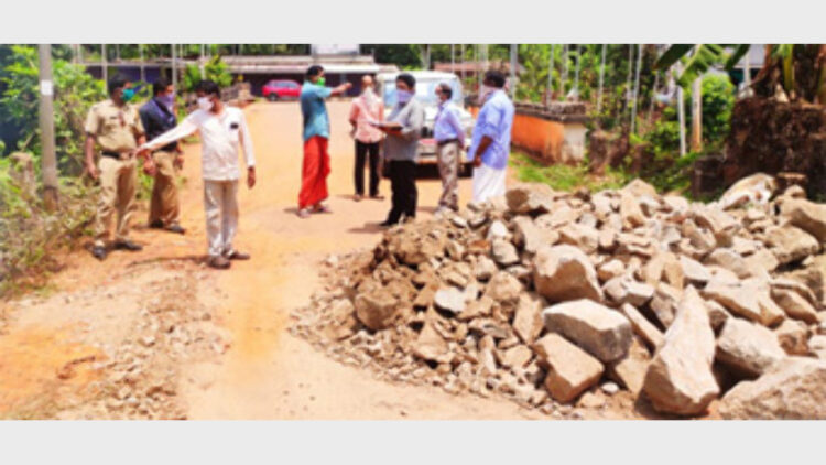 തോട്ടുമുക്കം എടക്കാടു പറമ്പ് വാലില്ലാപുഴ റോഡ് തുറന്നത് ഡെപ്യൂട്ടി തഹസില്‍ദാരുടെ നേതൃത്വത്തില്‍ പരിശോധിക്കുന്നു