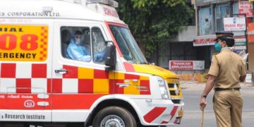 കൊറോണ നിരീക്ഷണത്തിലുള്ളവരെ കൊണ്ടു പോകുന്ന ആമ്പുലൻസിന് റൂട്ട് ക്ലിയർ ചെയ്തു കൊടുക്കുന്ന പോലീസ്.