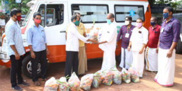 ആംബുലന്‍സ് ഡ്രൈവര്‍മാര്‍ക്കുമുള്ള പച്ചക്കറിക്കിറ്റ് വിതരണം ആര്‍എസ്എസ് കോഴിക്കോട് വിഭാഗ് കാര്യവാഹ് എന്‍.കെ. ബാലകൃഷ്ണന്‍ നിര്‍വ്വഹിക്കുന്നു