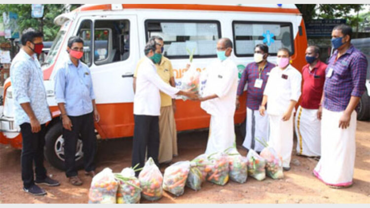 ആംബുലന്‍സ് ഡ്രൈവര്‍മാര്‍ക്കുമുള്ള പച്ചക്കറിക്കിറ്റ് വിതരണം ആര്‍എസ്എസ് കോഴിക്കോട് വിഭാഗ് കാര്യവാഹ് എന്‍.കെ. ബാലകൃഷ്ണന്‍ നിര്‍വ്വഹിക്കുന്നു