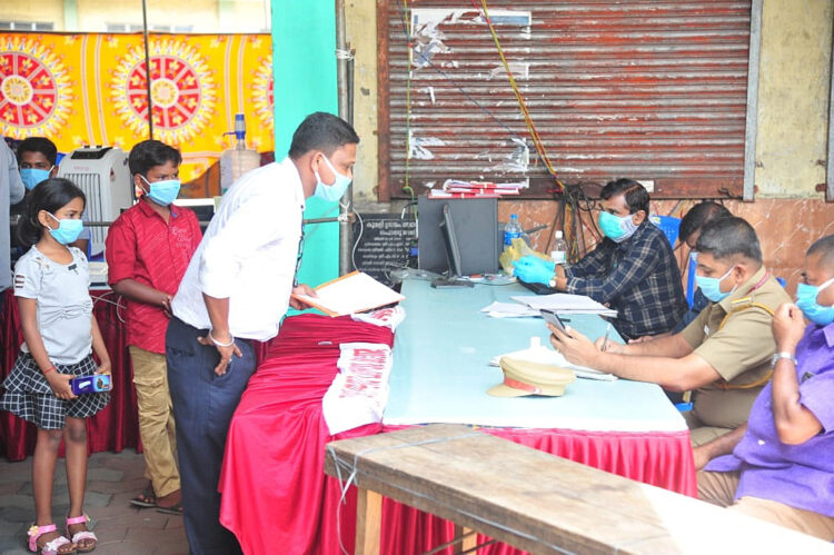 ഇന്നലെ അതിര്‍ത്തി കടന്നെത്തിയവരെ കുമളിയില്‍ പരിശോധിക്കുന്നു