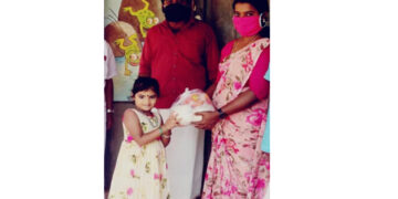 ചോറോട് പഞ്ചായത്ത് പൊതു അടുക്കളയിലേക്ക് ആഷ്നി ഭക്ഷണകിറ്റ് കൈമാറുന്നു