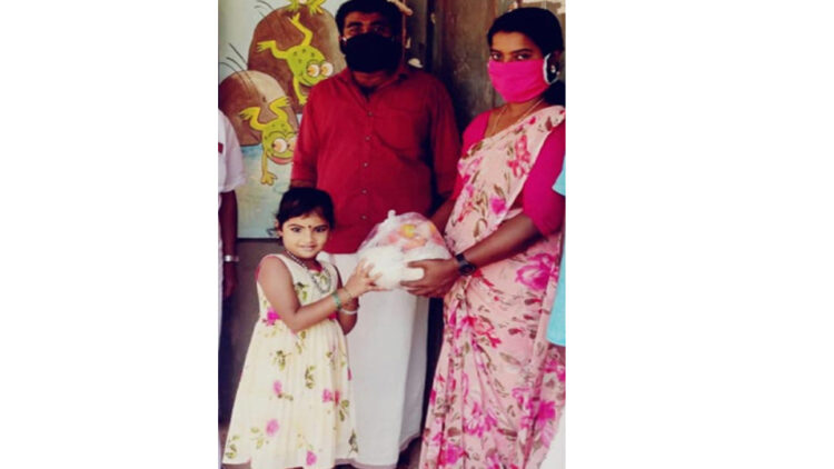 ചോറോട് പഞ്ചായത്ത് പൊതു അടുക്കളയിലേക്ക് ആഷ്നി ഭക്ഷണകിറ്റ് കൈമാറുന്നു