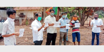 കാസര്‍കോട് കെഎസ് ആര്‍ടിസി ഡിപ്പോക്ക് മുന്നില്‍ ബിജെപി ജില്ലാ പ്രസിഡണ്ട്അഡ്വ.കെ.ശ്രീകാന്തിന്റെ നേതൃത്വത്തില്‍ നടത്തിയ ധര്‍ണ്ണ