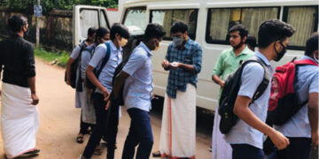 വാഹനത്തില്‍ നിന്നും പുറത്തിറങ്ങുന്ന വിദ്യാര്‍ത്ഥികള്‍ക്ക് യുവമോര്‍ച്ച പ്രവര്‍ത്തകര്‍ ആശംസ നേരുന്നു