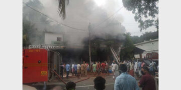 ഫയര്‍ഫോഴ്‌സ് തീയണക്കാന്‍ ശ്രമിക്കുന്നു