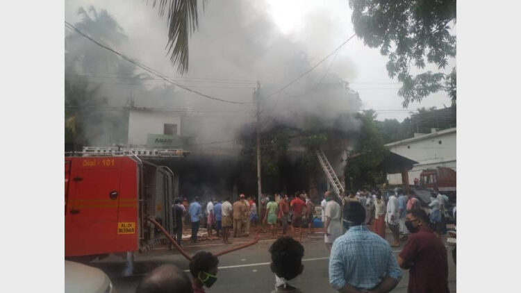 ഫയര്‍ഫോഴ്‌സ് തീയണക്കാന്‍ ശ്രമിക്കുന്നു