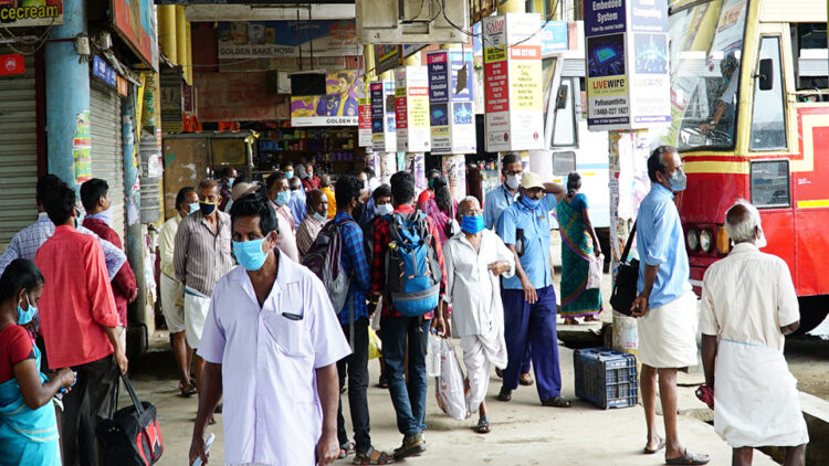 പത്തനംതിട്ട ബസ്റ്റാൻഡിൽ യാത്രക്കാരുടെ തിരക്ക്