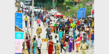 തമിഴ്‌നാട്ടില്‍ നിന്ന് കേരളത്തിലേക്ക് കടക്കാനായി സാമൂഹികം അകലം പോലും പാലിക്കാതെ ക്യൂ നില്‍ക്കുന്നവര്‍