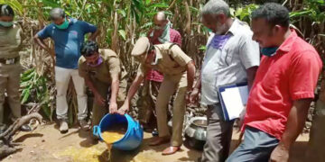 പിടികൂടിയ കോട എക്‌സൈസ് സംഘം നശിപ്പിക്കുന്നു