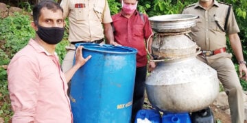 പിടികൂടിയ ചാരായവും കോടയുമായി എക്‌സൈസ് ഉദ്യോഗസ്ഥര്‍