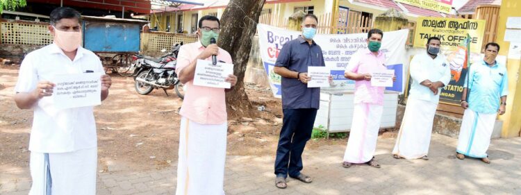 കാഞ്ഞങ്ങാട് സിവില്‍ സ്‌റ്റേഷന് മുന്നില്‍ ബിജെപി നടത്തിയ ധര്‍ണ്ണ ജില്ലാ ജനറല്‍ സെക്രട്ടറി എ.വേലായുധന്‍ ഉദ്ഘാടനം ചെയ്യുന്നു