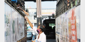 ബീഹാറിലേക്ക് തീവണ്ടി കയറാന്‍ മലപ്പുറത്ത് നിന്നും കോഴിക്കോട് പുതിയ ബസ് സ്റ്റാന്റിലെത്തിയ ഇതര സംസ്ഥാന തൊഴിലാളികള്‍ക്ക് കുടിവെള്ളം വില്‍പ്പന നടത്തുന്നയാള്‍