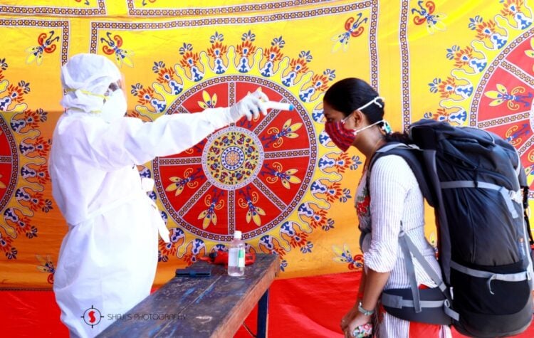 കുമളി അതിര്‍ത്തി വഴി സംസ്ഥാനത്തേയ്ക്ക് എത്തിയവരെ ആരോഗ്യവിഭാഗം തെര്‍മല്‍ സ്‌കാനര്‍ ഉപയോഗിച്ച് പരിശോധിക്കുന്നു