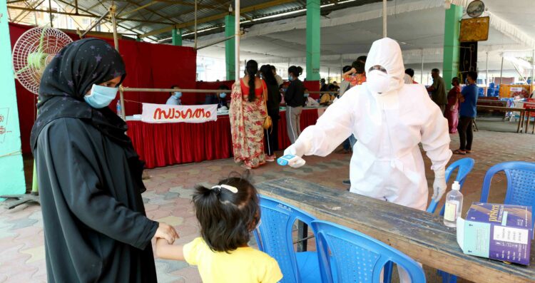 അതിര്‍ത്തി കടന്നെത്തുന്നവരെ കുമളിയില്‍ പരിശോധിക്കുന്നു