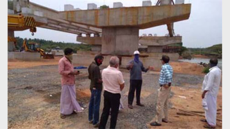 മാഹിപ്പുഴയില്‍ ബണ്ട് നിര്‍മിച്ച ഭാഗം ആര്‍ഡിഒ അബ്ദുറഹ്മാന്‍ അഴിയൂര്‍ പഞ്ചായത്ത് അധികൃതരോടൊപ്പം സന്ദര്‍ശിക്കുന്നു