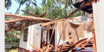 തെങ്ങ് പൊട്ടിവീണ് മരുതോങ്കര പഞ്ചായത്തിലെ വാഴയില്‍ ജാനകി അമ്മയുടെ വീട് പൂര്‍ണമായും തകര്‍ന്ന നിലയില്‍