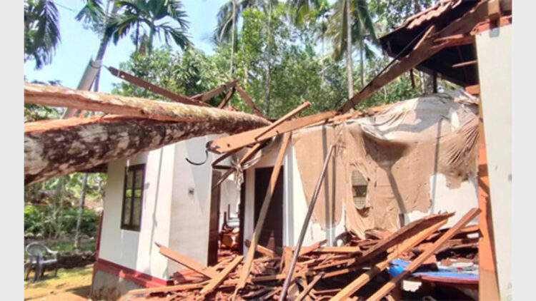 തെങ്ങ് പൊട്ടിവീണ് മരുതോങ്കര പഞ്ചായത്തിലെ വാഴയില്‍ ജാനകി അമ്മയുടെ വീട് പൂര്‍ണമായും തകര്‍ന്ന നിലയില്‍