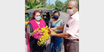 കാഞ്ഞങ്ങാട് നഗരസഭാ കൗണ്‍സിലര്‍ അജയകുമാര്‍നെല്ലിക്കാടിന്റെ നേതൃത്വത്തില്‍ കാസര്‍കോട് ജില്ലആശുപത്രിയിലെ ഹെഡ്‌നഴ്‌സ് റോസമ്മബാബുവിനെ കല്യാണ്‍റോഡ് പൗരാവലി ആദരിക്കുന്നു