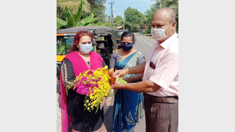 കാഞ്ഞങ്ങാട് നഗരസഭാ കൗണ്‍സിലര്‍ അജയകുമാര്‍നെല്ലിക്കാടിന്റെ നേതൃത്വത്തില്‍ കാസര്‍കോട് ജില്ലആശുപത്രിയിലെ ഹെഡ്‌നഴ്‌സ് റോസമ്മബാബുവിനെ കല്യാണ്‍റോഡ് പൗരാവലി ആദരിക്കുന്നു