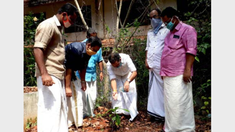 ദേശീയ അദ്ധ്യാപക പരിഷത്ത് സ്ഥാപക ദിനത്തോടനുബന്ധിച്ച് നടത്തുന്ന വീട്ടിേലാ വിദ്യാലയത്തിലോ ഒരു മരം പദ്ധതിയുടെ ജില്ലാതല ഉദ്ഘാടനം പാലോറ ഹയര്‍ സെക്കണ്ടറി സ്‌കൂളില്‍ മാഗോസ്റ്റിന്‍ തൈ നട്ട് ബിജെപി സംസ്ഥാന പ്രസിഡന്റ് കെ. സുരേന്ദ്രന്‍ നിര്‍വ്വഹിക്കുന്നു.